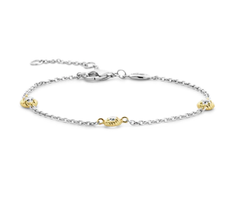 Deze TI SENTO vergulde schakelarmband 23027ZY brengt de rijkheid van geelgoud samen met het schitterende effect van cubic zirconia. Deze verfijnde armband is ontworpen om je pols te versieren met elegantie en glamour. Het is gemaakt van premium 925 sterling zilver en vervolgens gecoat met een platina laag om het te beschermen tegen slijtage en om het stralend te houden. De oogverblindende cubic zirconia stenen in geelvergulde zettingen creëren een adembenemend stralend schouwspel. Laat deze tijdloze schakelarmband je outfit elke dag verrijken. De lengte van de armband is verstelbaar zodat deze altijd perfect past. Al onze armbanden zijn nikkelvrij en hypoallergeen.

De armband heeft een standaardlengte van 16 cm en heeft een verlengstuk van 4 cm. Hierdoor kan je de armband op 3 verschillende lengtematen dragen, op 16 cm, 18 cm en 20 cm.