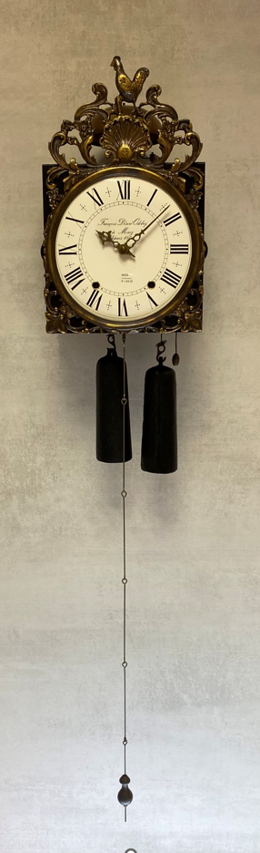 Traditionele Franse Comtoise klok van het merk Odobez uitgevoerd met een zwaar Odobez uurwerk met belslag, gongslag en automatische nachtuitschakeling. Deze klok is voorzien van een draadslinger maar kan ook geleverd worden met een harpslinger of een vouwslinger. Prijs op basis van afhaling. Levering en installatie mogelijk, prijs afhankelijk van uw locatie. Vraag naar de voorwaarden.