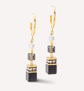 GeoCUBE® Precious statement oorbellen goud en zwart: tijdloze elegantie in een moderne stijl Deze oorbellen, die perfect passen bij de GeoCUBE® Precious statement ketting, combineren het klassieke GeoCUBE® design met een moderne twist om een stijlvol statement te maken. De verfijnde combinatie van diepzwarte onyx en glanzend goud geeft deze oorbellen een verfijnde en luxe uitstraling. Of het nu voor speciale gelegenheden is of als stijlvol accent in het dagelijks leven, deze oorbellen zijn de ideale keuze om een verfijnde en opvallende touch aan je outfit toe te voegen.