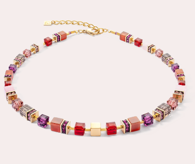 GeoCUBE® Precious Statement Ketting Goud-Rood: Feestelijke elegantie in rood De GeoCUBE® Precious Statement Ketting in goud-rood is een indrukwekkend sieraad dat bij elke gelegenheid de aandacht zal trekken. Net als bij de hele Precious Statement-serie zijn de grote GeoCUBES® gemaakt van hoogwaardige edelstenen en sprankelende Swarovski-kristallen® het meest opvallende kenmerk. Deze kostbare elementen zijn vakkundig zo gerangschikt dat ze naar achteren toe kleiner worden, waardoor ze comfortabel zijn om te dragen. In het midden van de ketting troont een gouden roestvrijstalen kubus, die het feestelijke rood van de kristallen perfect aanvult en het ontwerp een bijzondere diepte geeft. Deze ketting is de ideale keuze voor stijlvolle gelegenheden en voegt een vleugje glamour toe aan je look met zijn levendige rode kleur.