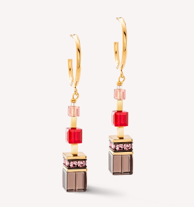 GeoCUBE® Precious Statement Oorbellen Rood-Goud: Feestelijke glamour met stijl Deze oorbellen, passend bij de GeoCUBE® Precious Statement Necklace, combineren het klassieke GeoCUBE-ontwerp® met de huidige creoolse trend om een fashion statement te creëren. De combinatie van kostbare rookkwarts, felrood kristal en glanzend goud maakt deze oorbellen de perfecte metgezel voor feestelijke gelegenheden. Of ze nu alleen worden gedragen of in combinatie met de bijpassende ketting - deze oorbellen zorgen voor een stralend accent en ronden je feestelijke outfit in stijl af.