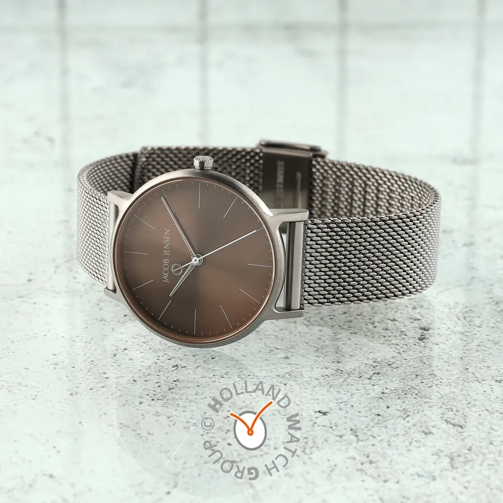 Jacob Jensen Timless Nordic JJ178
Een geweldig horloge gemaakt uit duurzame en sterke materialen. De titanium horlogekast is huidvriendelijk en bovendien heel licht van gewicht. Het 32 mm brede JJ178 horloge heeft ook een saffierglas, streepindex en een betrouwbaar quartz uurwerk. De gevlochten stalen band is makkelijk te verstellen in verschillende maten.

Specificaties
Diameter horlogekast: 32mm
Dikte horlogekast: 7mm
Breedte horlogeband: 16mm