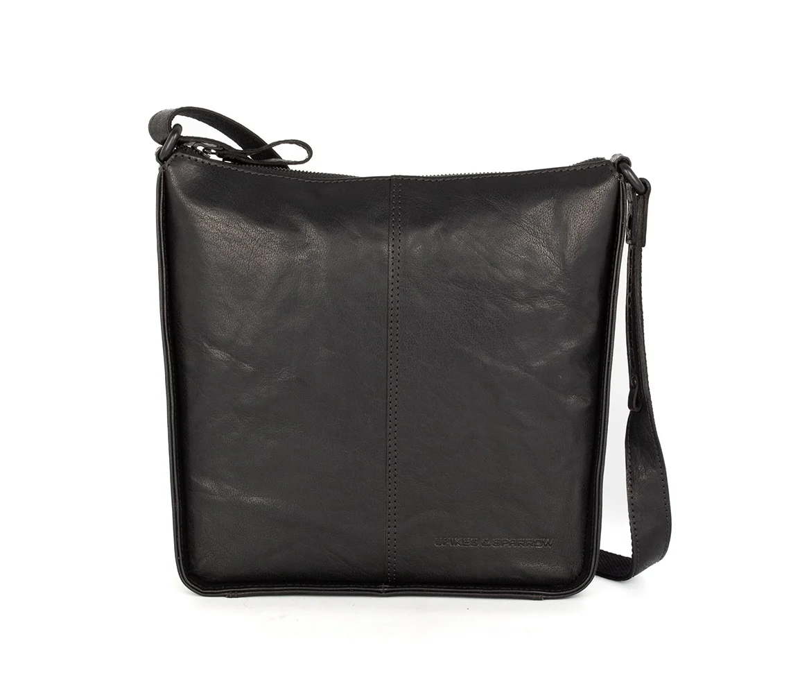 Deze tas heeft een ruime binnenkant met ritssluiting en verschillende vakken om je spullen georganiseerd te houden. Hij heeft ook een verstelbare schouderriem. Het tijdloze design maakt hem geschikt voor elke gelegenheid. Draag hem over je schouder  schuin of kort op uw schouder voor een stijlvolle look. Perfect voor dagelijks gebruik of voor een avondje uit!
