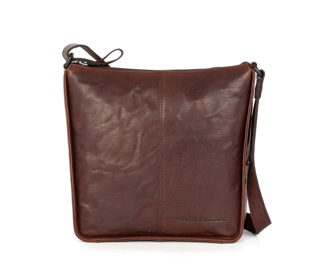 Deze tas heeft een ruime binnenkant met ritssluiting en verschillende vakken om je spullen georganiseerd te houden. Hij heeft ook een verstelbare schouderriem. Het tijdloze design maakt hem geschikt voor elke gelegenheid. Draag hem over je schouder  schuin of kort op uw schouder voor een stijlvolle look. Perfect voor dagelijks gebruik of voor een avondje uit!