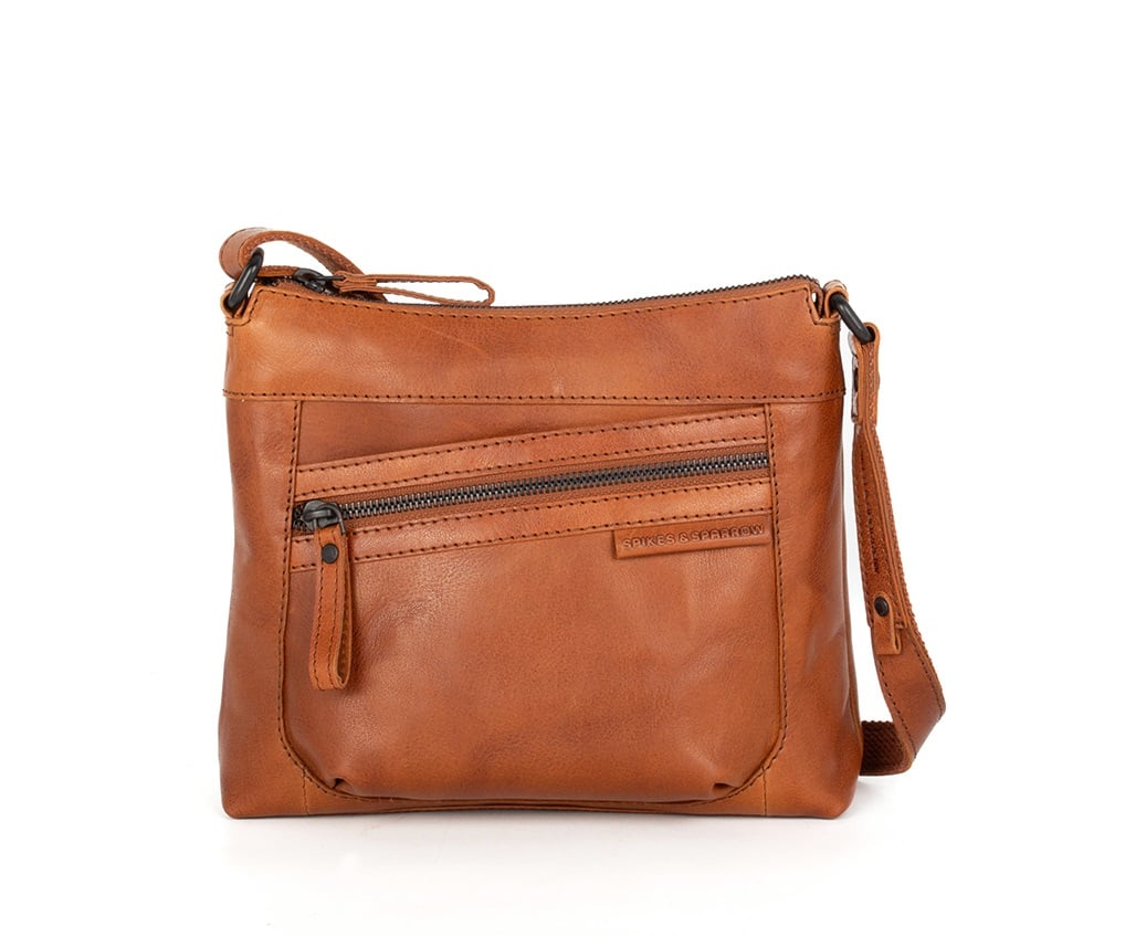 Deze Spikes & Sparrow Crossbody tas in het zwart heeft een verstelbare schouderband, meerdere vakken en een stijlvolle gesp. De tas is gemaakt van hoogwaardig leer en heeft een tijdloos design. Draag de tas over je schouder of crossbody voor een trendy look. Perfect voor dagelijks gebruik of een avondje uit. Een praktische en modieuze toevoeging aan je garderobe!

Afmetingen:
Hoogte 25cm x Diep 11cm x Breed 24cm