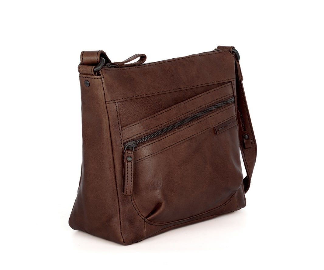 Deze Spikes & Sparrow Crossbody tas in het donker bruin heeft een verstelbare schouderband, meerdere vakken en een stijlvolle gesp. De tas is gemaakt van hoogwaardig leer en heeft een tijdloos design. Draag de tas over je schouder of crossbody voor een trendy look. Perfect voor dagelijks gebruik of een avondje uit. Een praktische en modieuze toevoeging aan je garderobe!

Afmetingen:
Hoogte 25cm x Diep 11cm x Breed 24cm