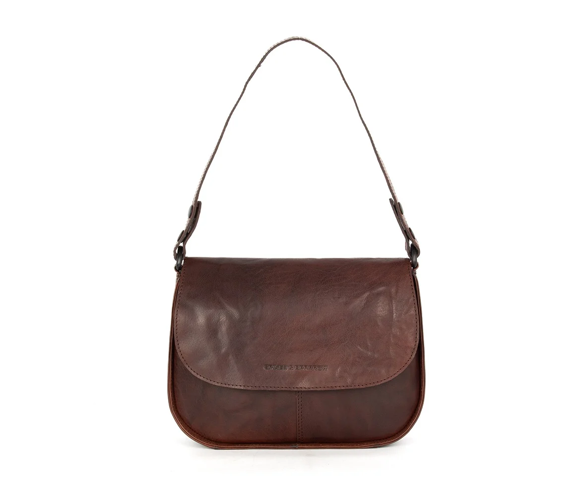 Deze tas is voorzien van een ruim hoofdvak en verschillende vakken met ritssluiting voor het opbergen van al je essentials. De verstelbare schouderband zorgt voor optimaal draagcomfort, of draag de tas als handtas/schouder aan de korte handgreep. Met zijn tijdloze design en praktische indeling is deze tas perfect voor dagelijks gebruik. Maak je outfit compleet met deze veelzijdige tas!

Tip: Draag de tas diagonaal over je lichaam voor een trendy look.


Afmetingen:

Breed 28cm x diep 7,5cm  x hoog 20cm