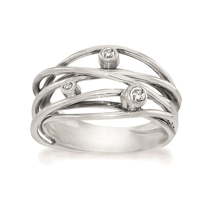 Deze sterling zilveren ring bevat drie witte topazen van 1,5 en 2,5 mm.