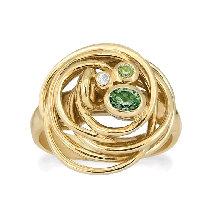 Deze geel goud vergulde ring is versierd met een 4 x 3 mm groene kwarts, een ronde peridoot van 2 mm en een ronde witte topaas van 1,5 mm.