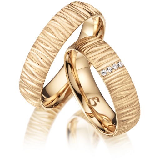Deze prachtige gouden trouwringen zijn verkrijgbaar in verschillende goudgehaltes, waaronder 8, 9,14 en 18 karaats goud.
Ook zijn deze ringen te bestellen in Zilver en Platina.
Deze ringen zijn tevens leverbaar in:
Geel goud
Rosé goud 
Wit goud 

(Al onze diamanten sieraden worden gecertificeerd geleverd)