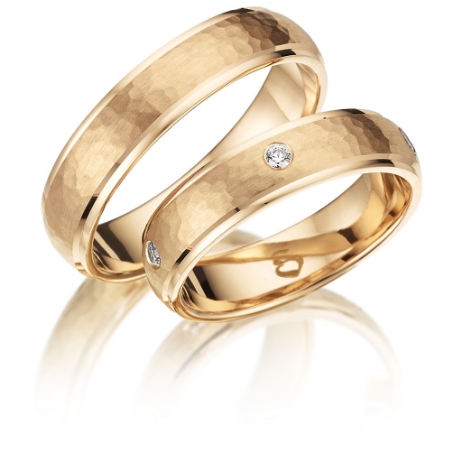 Deze prachtige gouden trouwringen zijn verkrijgbaar in verschillende goudgehaltes, waaronder 8, 9,14 en 18 karaats goud.
Ook zijn deze ringen te bestellen in Zilver en Platina.
Deze ringen zijn tevens leverbaar in:
Geel goud
Rosé goud 
Wit goud 

(Al onze diamanten sieraden worden gecertificeerd geleverd)