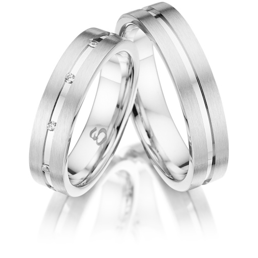 Deze prachtige gouden trouwringen zijn verkrijgbaar in verschillende goudgehaltes, waaronder 8, 9,14 en 18 karaats goud.
Ook zijn deze ringen te bestellen in Zilver en Platina.
Deze ringen zijn tevens leverbaar in:
Geel goud
Rosé goud 
Wit goud 

(Al onze diamanten sieraden worden gecertificeerd geleverd)