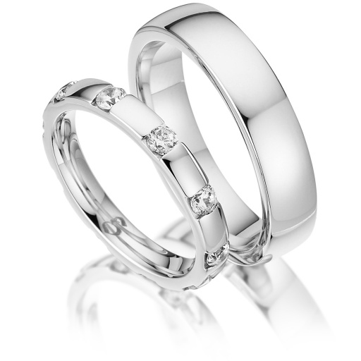 Deze prachtige gouden trouwringen zijn verkrijgbaar in verschillende goudgehaltes, waaronder 8, 9,14 en 18 karaats goud.
Ook zijn deze ringen te bestellen in Zilver en Platina.
Deze ringen zijn tevens leverbaar in:
Geel goud
Rosé goud 
Wit goud 

(Al onze diamanten sieraden worden gecertificeerd geleverd)