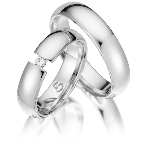 Deze prachtige gouden trouwringen zijn verkrijgbaar in verschillende goudgehaltes, waaronder 8, 9,14 en 18 karaats goud.
Ook zijn deze ringen te bestellen in Zilver en Platina.
Deze ringen zijn tevens leverbaar in:
Geel goud
Rosé goud 
Wit goud 

(Al onze diamanten sieraden worden gecertificeerd geleverd)