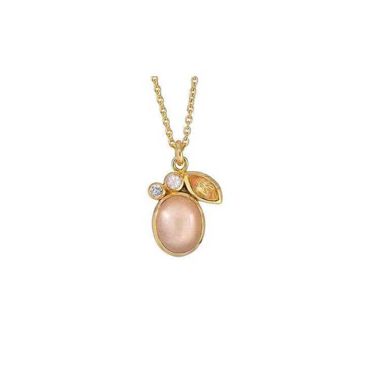 Deze geel goud vergulde ketting bevat een perzik maansteen van 8 x 10 mm. Rondom bevinden zich een gefacetteerde citrien van 6 x 3mm, een 2,5 mm ronde rozenkwarts en een 2 mm zirkonia. De ketting kan op 42 en 45 cm gedragen worden.