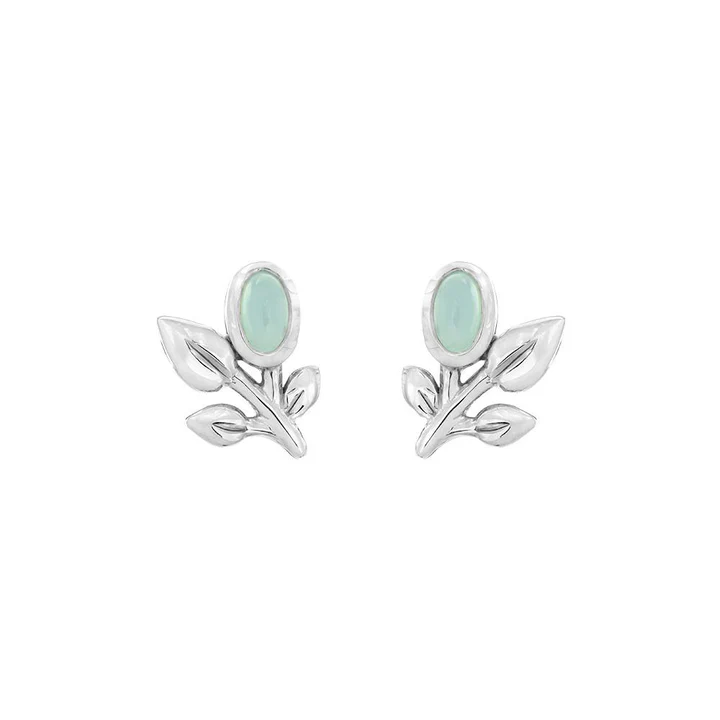 Deze sterling zilveren oorknoppen zijn beide versierd met een 5 x 3 mm chalcedoon.