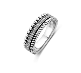 Verrijk je stijl met de TI SENTO zilveren ring 12342ZI, een toonbeeld van hedendaagse elegantie. Dit gedurfde en elegante sieraad heeft drie verschillende banden die samen een betoverend ontwerp creëren. Eén band heeft een speelse bubbelstructuur, de middelste band is bezet met een schitterend pavé van cubic zirconia stenen, terwijl de derde band een verfijnd verweven ontwerp toont dat de kunstzinnigheid van het stuk benadrukt. Gemaakt van 925 sterling zilver en afgewerkt met platina voor blijvende schittering, is deze ring een eerbetoon aan avant-garde hedendaagse mode. Deze ring speelt met contrasten en texturen, en biedt een unieke, opvallende uitstraling die een gedurfde statement maakt.. Het veelzijdige ontwerp maakt het mogelijk om moeiteloos van dag naar nacht over te schakelen. Verrijk je dagelijkse look met dit glamoureuze stuk. Met zorg vervaardigd voor gevoelige huid, zorgt deze nikkelvrije en hypoallergene ring voor langdurig comfort en kwaliteit.