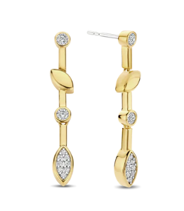 Hul jezelf met vintage geïnspireerde luxe met deze TI SENTO vergulde zilveren Drop Oorbellen 7988ZY. Gemaakt van 925 sterling zilver en verguld met een stralende goudkleur, hebben deze oorbellen een betoverende druppelvorm met bladeren, elk versierd met glinsterend pavé en witte cubic zirconia stenen. De stralende goudplating en de ingewikkelde bladdetails creëren een visueel verbluffend effect, dat doet denken aan de schoonheid van de natuur. Deze oorbellen zijn een eerbetoon aan de kunst van verfijnde sieraden en bieden een harmonieuze mix van traditie en hedendaags ontwerp. Verhoog je oren met deze charmante statement stukken. Draag ze alleen voor een minimalistische statement of combineer ze met andere TI SENTO oorbellen voor een gepersonaliseerde touch die moeiteloze chic uitstraalt. Met zorg vervaardigd voor gevoelige huid, zorgt deze nikkelvrije en hypoallergene ketting voor langdurig comfort en kwaliteit.
