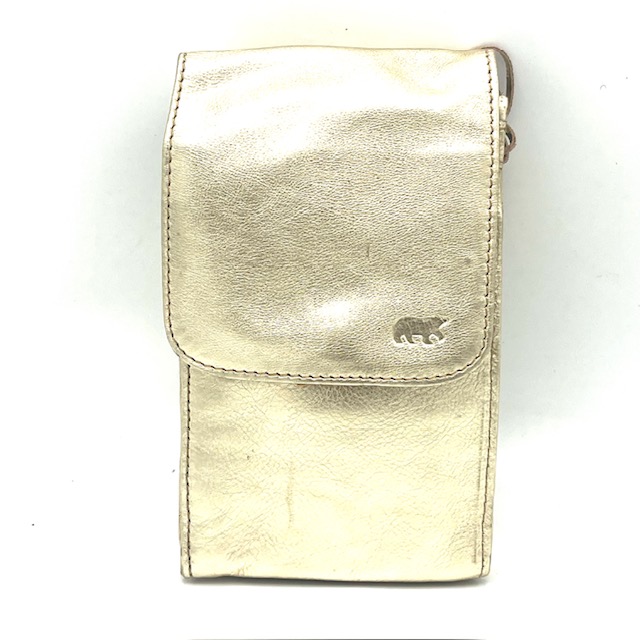 De BearDesign Robbie 2.0 schoudertas in champagne is een stijlvolle en functionele tas met diverse handige kenmerken, zoals een verstelbare schouderriem en meerdere vakken. De tas is perfect om dagelijkse benodigdheden in op te bergen en kan zowel casual als zakelijk gedragen worden. Draag de tas over je schouder of crossbody voor ultiem comfort en gemak. Met deze trendy tas ben je altijd stijlvol onderweg!
De tas heeft een handig ritsvakje op de achterkant en een lus om deze aan de broek te hangen. Verder kunt u diverse kaartjes. telefoon en overige kwijt.

Afmetingen:
Hoogte 20cm x breed 12cm x diep 7.5cm