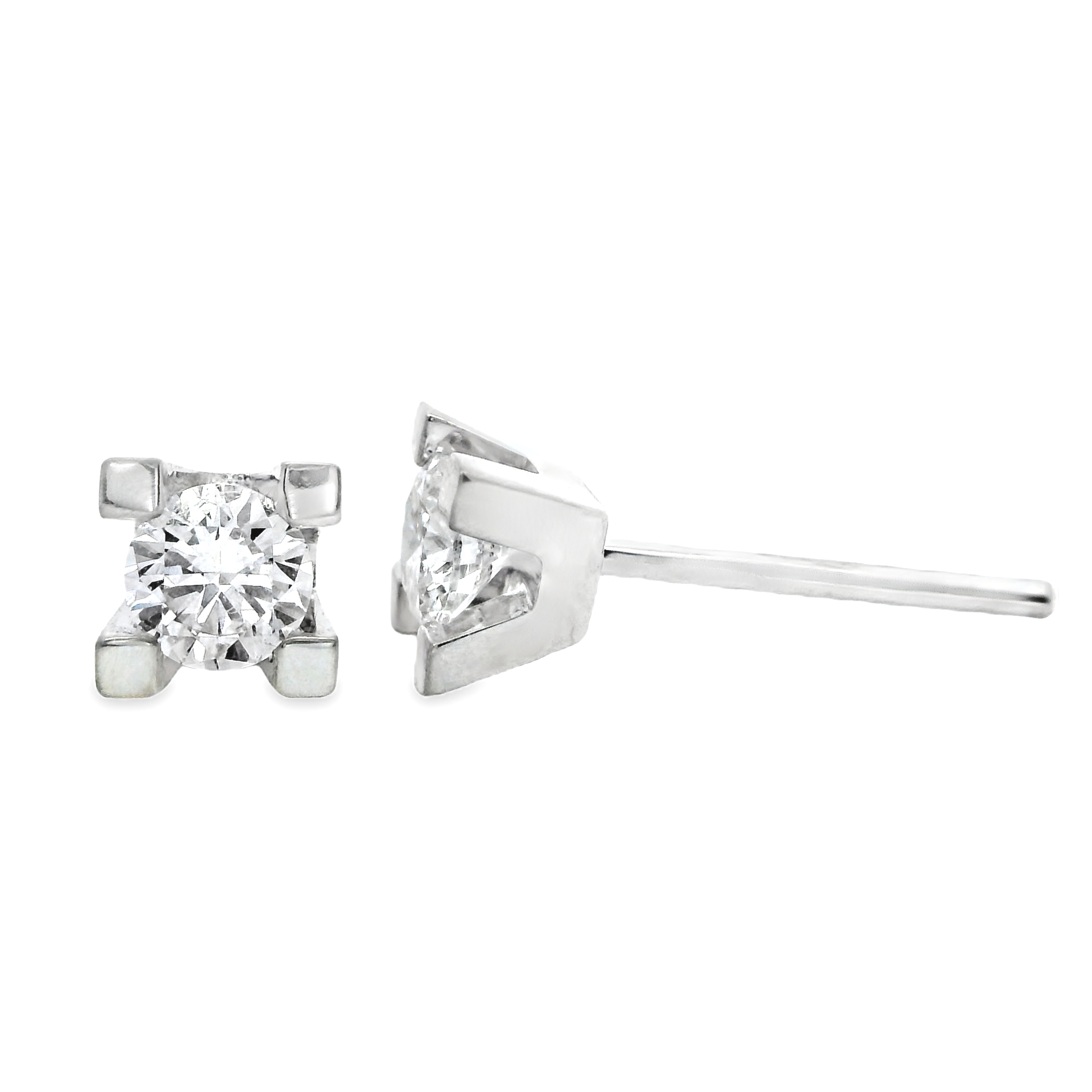 Deze solitair oorstekers van Louis Bros zijn vervaardigd uit 14 karaat witgoud (1.79 g) en zijn gezet met 2 briljant geslepen diamanten met een totaalgewicht van 0.50 ct. De oorstekers hebben een diameter van 5 mm en dikte van 3 mm.
Verkrijgbaar vanaf 0.05 crt .
Leverbare goudkleuren: 14/18kts geelgoud, 14/18kts witgoud en 14/18kts roségoud