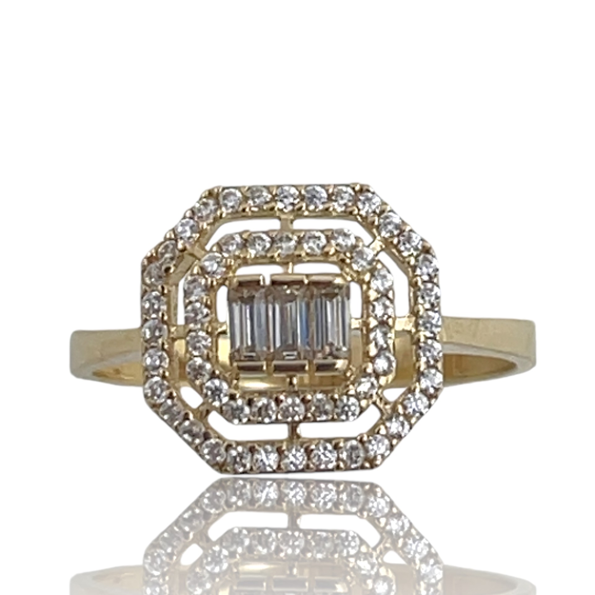 Deze prachtige gouden aanzoeksring is voorzien van schitterende baguette zirkonia stenen. De ring straalt elegantie en luxe uit en is perfect voor een romantisch aanzoek. Draag deze ring aan je ringvinger en laat de fonkelende stenen de aandacht trekken. De perfecte manier om je liefde te bezegelen en een onvergetelijk moment te creëren.
