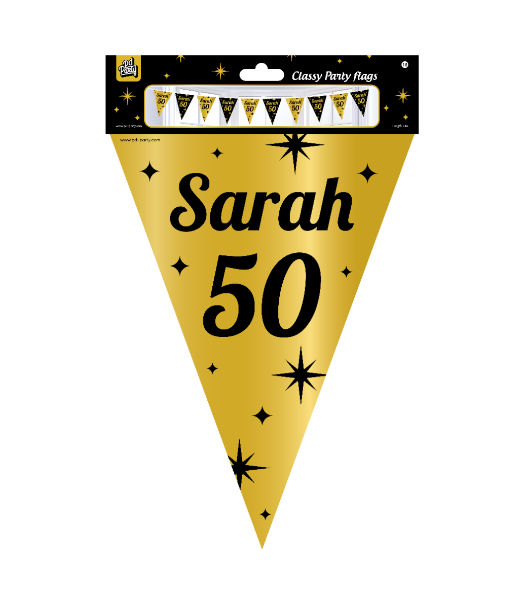 De Classy party flags Sarah 50 zijn de ideale versiering op de verjaardag van een 50-jarige. Door de kleur zwart goud en het 'classy' design vallen deze party vlaggen dan ook extra goed op! De aan beide kanten bedrukte vlaggetjes zijn gemaakt van folie, hebben een lengte van 10 meter en deze vlaggetjes slinger kan worden besteld per 6. Naast vlaggenlijnen heeft Paper Dreams nog veel meer feestversiering in het zwart goud, zoals bijvoorbeeld feestelijke ballonnen of swirl decorations.