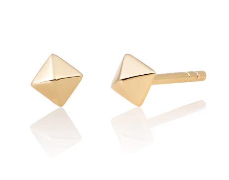 Breid je sieraden collectie uit met deze prachtige goudkleurige Edge Pyramid oorknopjes. Draag ze los of combineer ze met een Sparkling oorbellen set om jouw look compleet te maken. 
