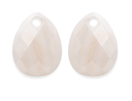 Bij Sparkling Jewels ben je aan het juiste adres om edelstenen voor oorbellen te kopen. Dit artikel is bij ons bekend als de Mother of Pearl Afterglow oorstenen en is in verschillende soorten edelsteen verkrijgbaar.
Parelmoer is de glanzende substantie die je verblindt als je een oesterschelp opent. Op dit moment is het een ware trend! Je zult ze overal zien, sieraden die de schoonheid en rijkdom van kleuren uit parelmoer laten zien. Het model Afterglow is een populaire oorbel edelsteen, die goed past bij een casual uitje en een chique feestje. De Afterglow edelstenen voor oorbellen zijn facet geslepen.
