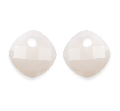 De Mother of Pearl Cushion Cut is een perfecte nieuwe toevoeging aan jouw collectie! Een prachtige steen om aan jouw favoriete creolen te hangen. 