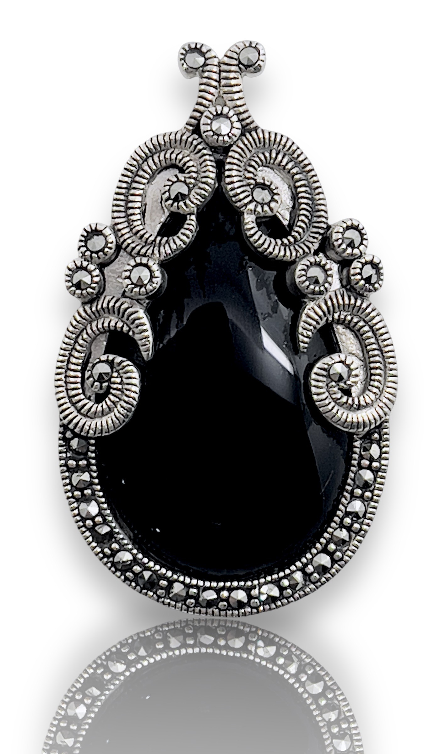Deze prachtige zilveren hanger met onyx is een tijdloos juweel dat elegantie en stijl uitstraalt. De diepzwarte onyxsteen geeft een vleugje mysterie aan de hanger, terwijl het zilver een klassieke uitstraling heeft. Draag deze hanger aan een zilveren ketting voor een verfijnde look, of combineer het met andere zilveren sieraden voor een moderne uitstraling. Voeg deze hanger toe aan je collectie voor een vleugje luxe en stijl.