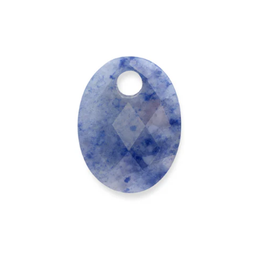 De Medium Oval ketting edelsteen gemaakt van Blue Aventurine vormt de perfecte basis voor het samenstellen van jouw favoriete ketting. De edelsteen is prachtig gefacetteerd en heeft een formaat speciaal gemaakt om elke dag te dragen. Bij Sparkling worden alle edelstenen met de hand vervaardigd, hierdoor is elke edelsteen uniek! Combineer de ketting edelsteen met een van onze ketting hangers en draag hem aan jouw favoriete Collier.