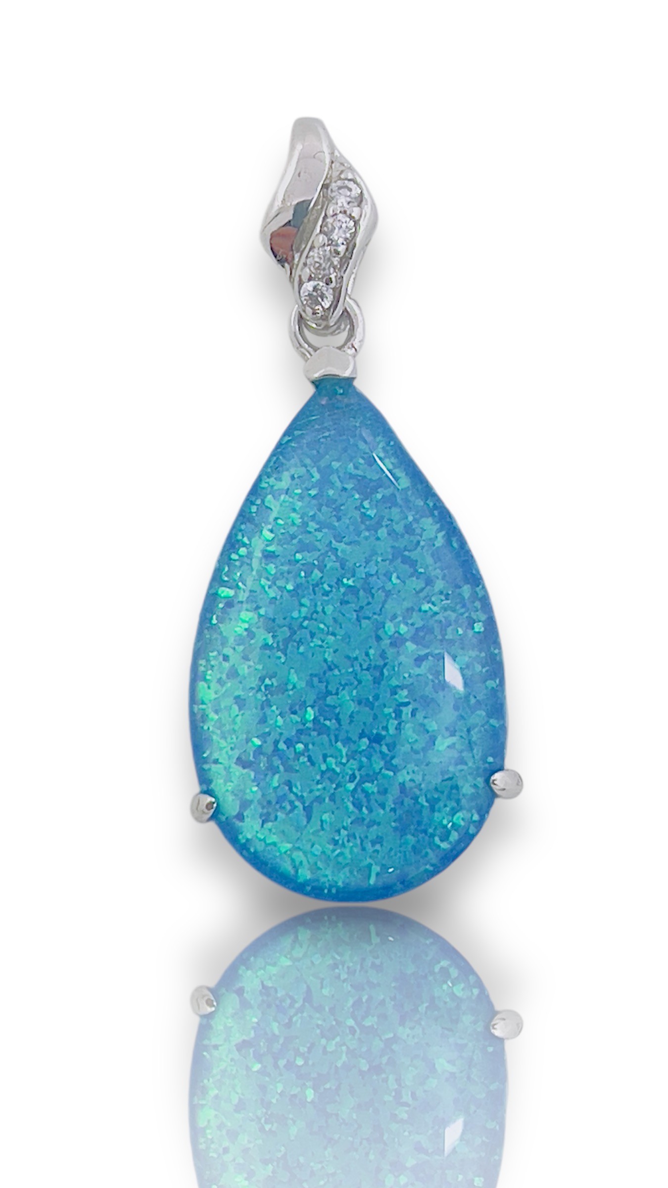 Deze prachtige zilveren hanger heeft een blauwe opaliet druppelvorm die schittert in het licht. De hanger is perfect voor het toevoegen van een vleugje kleur aan je outfit en kan gemakkelijk worden gecombineerd met andere sieraden. Draag deze hanger aan een zilveren ketting voor een stijlvolle look die zeker de aandacht zal trekken. Maak je klaar om te stralen met deze unieke hanger!
