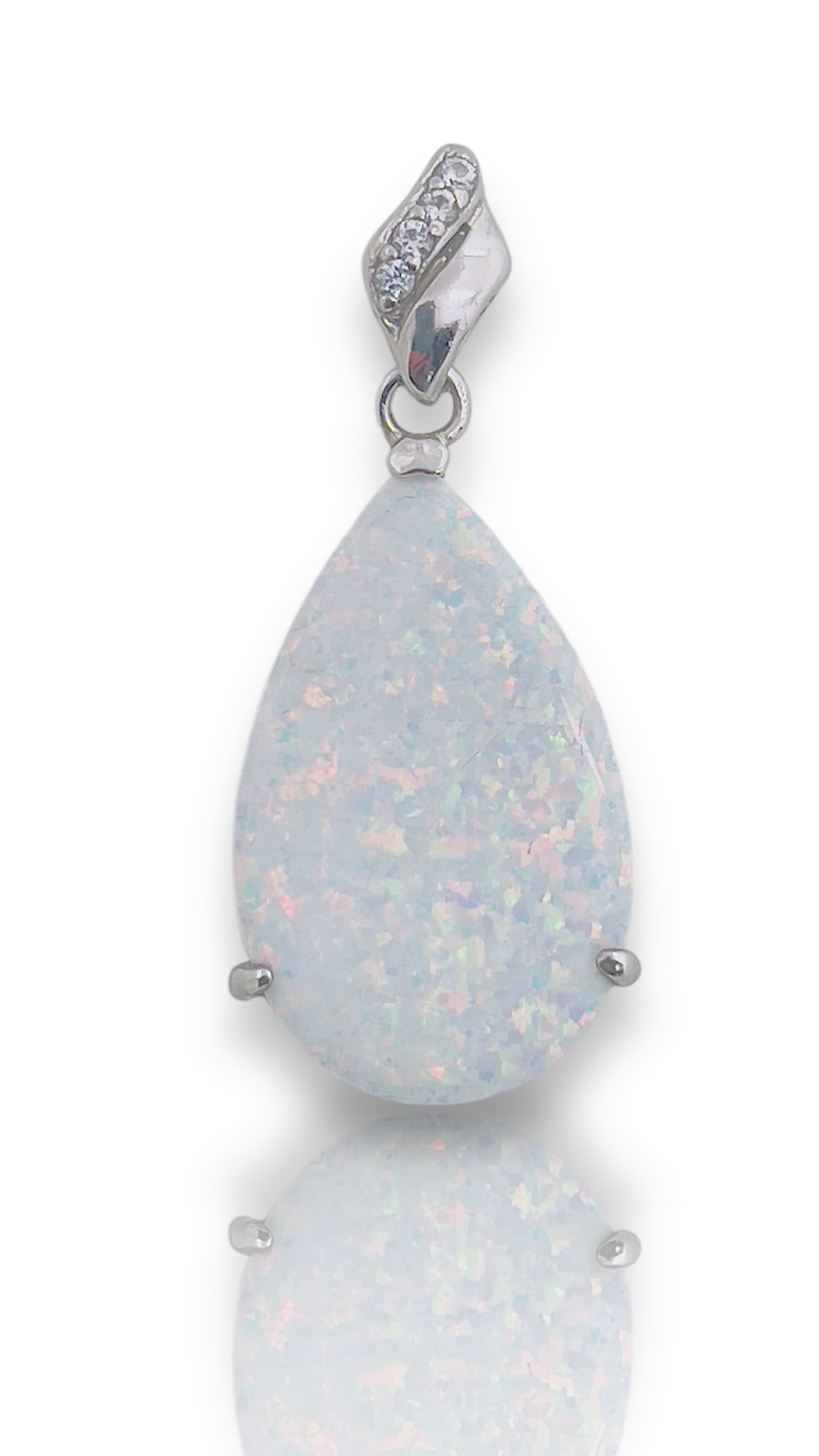 Deze prachtige zilveren hanger heeft een witte opaliet druppelvorm die schittert in het licht. De hanger is elegant en tijdloos, perfect voor elke gelegenheid. Draag het met een eenvoudige ketting om de hanger te laten schitteren, of combineer het met andere zilveren sieraden voor een gelaagde look. Een must-have voor elke sieradencollectie!