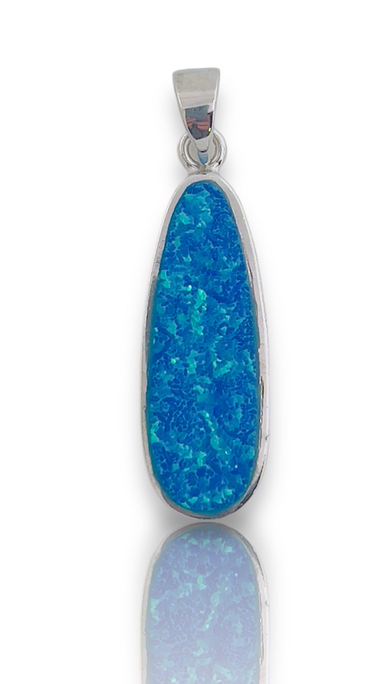 Deze prachtige zilveren hanger is voorzien van een adembenemende blauwe opaliet steen, die een unieke en sprankelende uitstraling heeft. De hanger kan gedragen worden aan een zilveren ketting en is perfect voor elke gelegenheid. Voeg een vleugje glamour toe aan je outfit door deze schitterende hanger te dragen en straal de hele dag door!