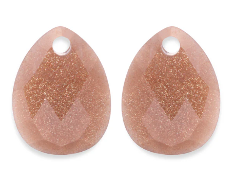 Sparkling Jewels biedt een kleurrijke collectie door het gebruik van de fijnste materialen. De gefacetteerde Sunstone Afterglow oorstenen zijn perfect om te combineren met verschillende oorbellen.