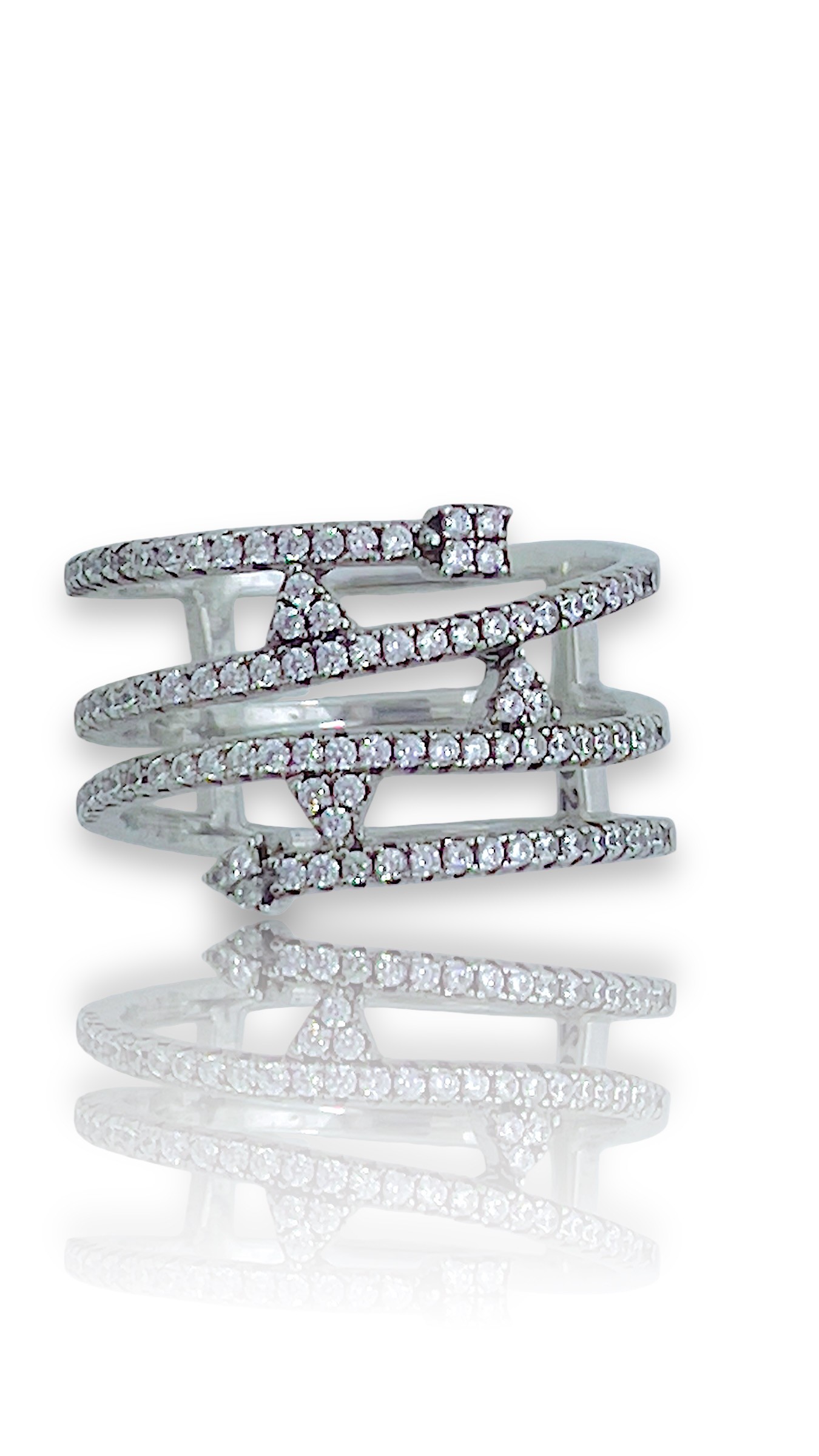 Deze moderne zilveren ring met zirkonia is een echte eyecatcher. De ring heeft een strak design en is bezet met sprankelende zirkonia stenen. Het is perfect om te dragen voor een avondje uit of als subtiele toevoeging aan je dagelijkse look. Draag deze ring om je hand te laten stralen en je outfit compleet te maken.