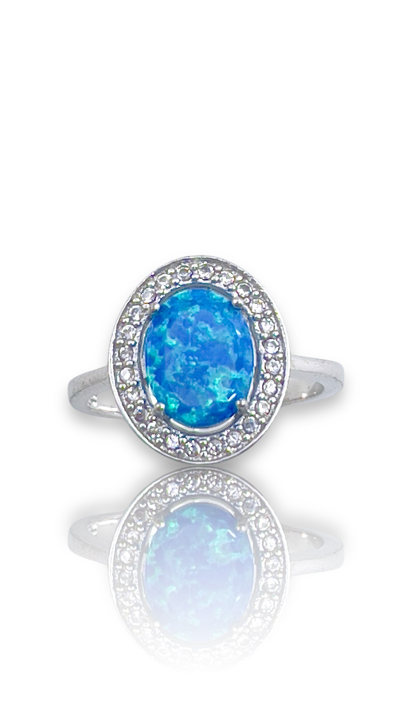 Deze prachtige zilveren ring heeft een ovaalvormige blauwe opaliet steen omringd met zirkonia steentjes. De ring voegt een vleugje elegantie en stijl toe aan elke outfit. Het is het beste om deze ring te dragen als een statement piece op zichzelf, gecombineerd met minimalistische sieraden voor een verfijnde look. Laat deze ring schitteren om je vinger voor een onvergetelijke uitstraling.