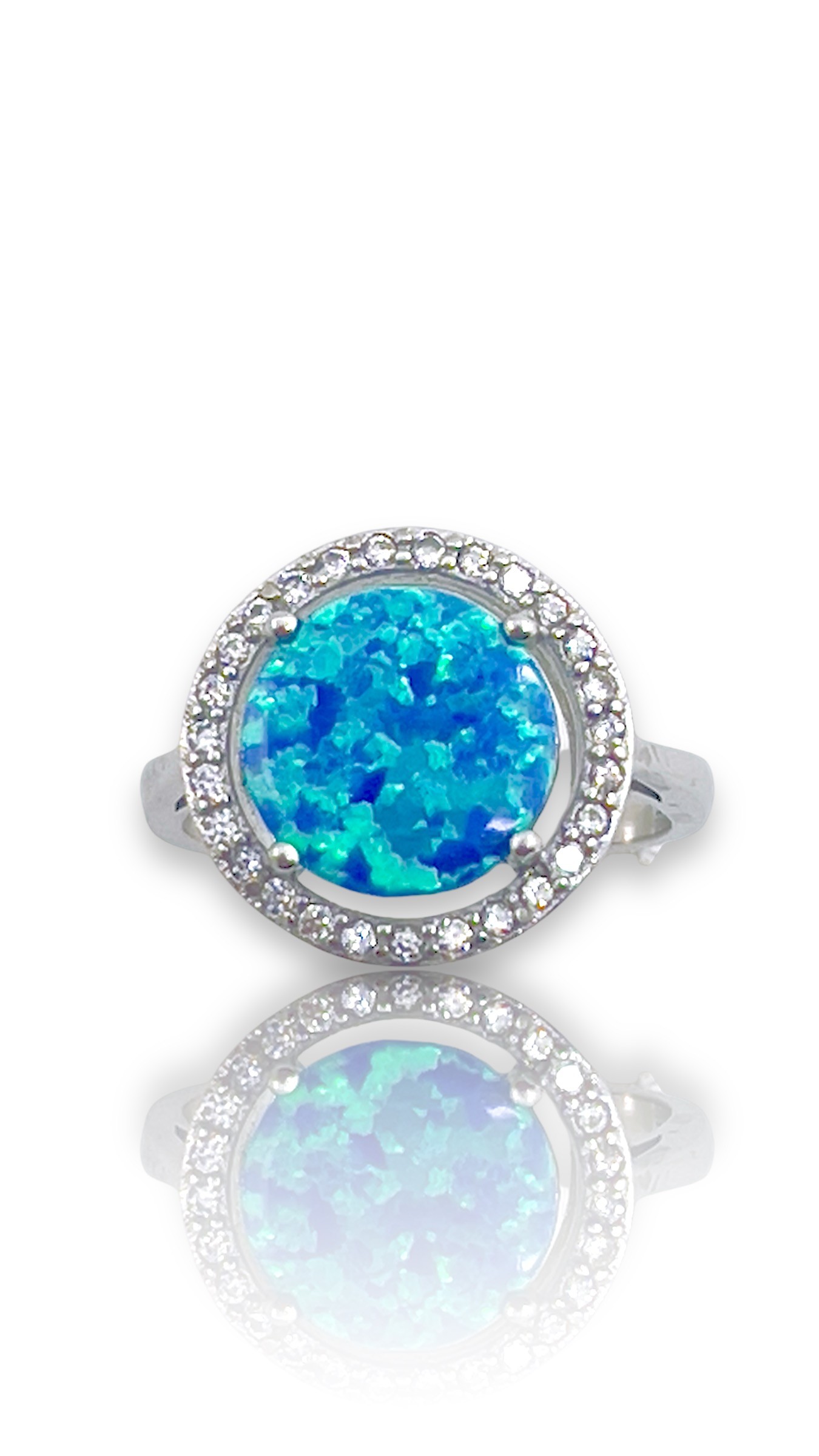 Deze prachtige zilveren ring heeft een blauwe ronde opaliet steen, omringd door sprankelende zirkonia's. De ring is een echte eyecatcher en perfect voor speciale gelegenheden of dagelijks gebruik. Draag deze ring alleen voor een subtiele glamourlook of combineer hem met andere ringen voor een trendy stack-look. De mogelijkheden zijn eindeloos met deze veelzijdige en elegante ring!