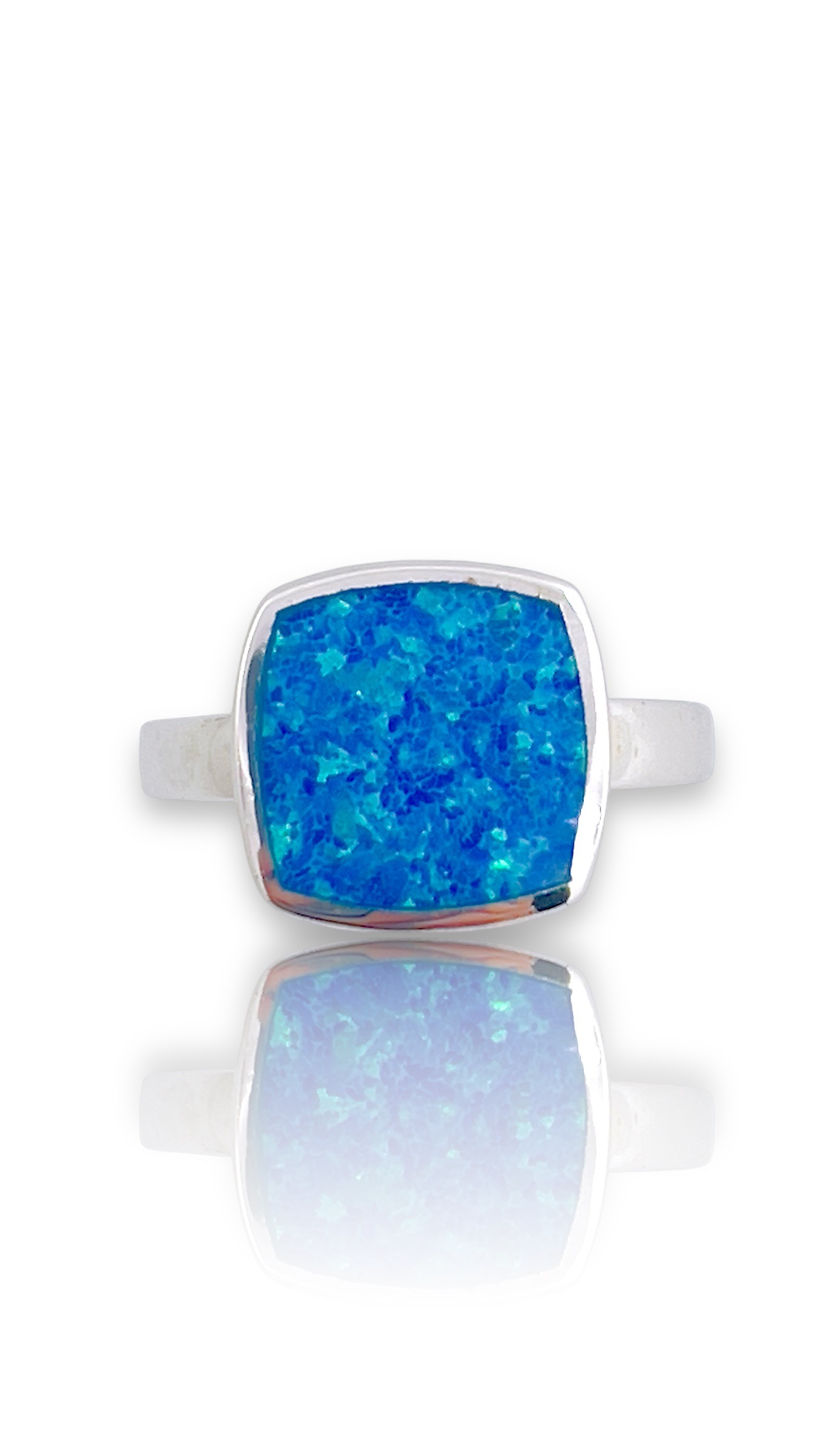 Deze prachtige zilveren ring heeft een vierkante opaliet steen die een mooi opaalachtig effect heeft. De ring is subtiel en elegant, perfect voor dagelijks gebruik of voor speciale gelegenheden. Combineer de ring met andere zilveren sieraden voor een complete look. Draag de ring solo om de aandacht op de opaliet steen te vestigen, of stapel hem met andere ringen voor een trendy uitstraling.