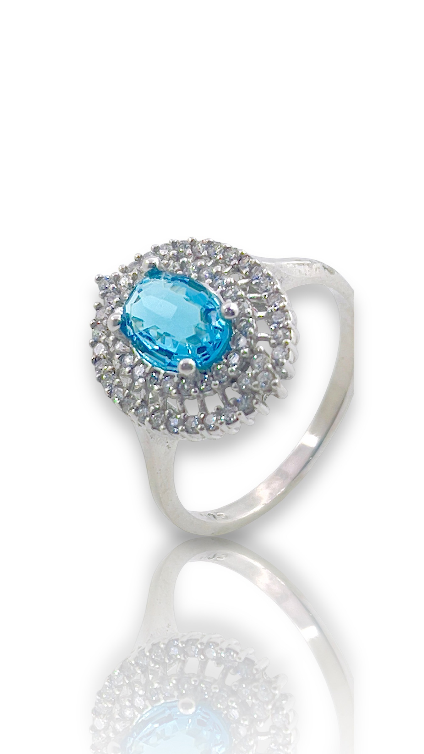 Deze prachtige zilveren ring met topaas en zirkonia omringd is een ware eyecatcher. Het stralende blauw van de topaas brengt een vleugje elegantie, terwijl de zirkonia stenen zorgen voor extra schittering. Draag deze ring alleen voor een subtiele touch of combineer hem met andere zilveren sieraden voor een complete look. Maak je outfit compleet met deze schitterende ring!