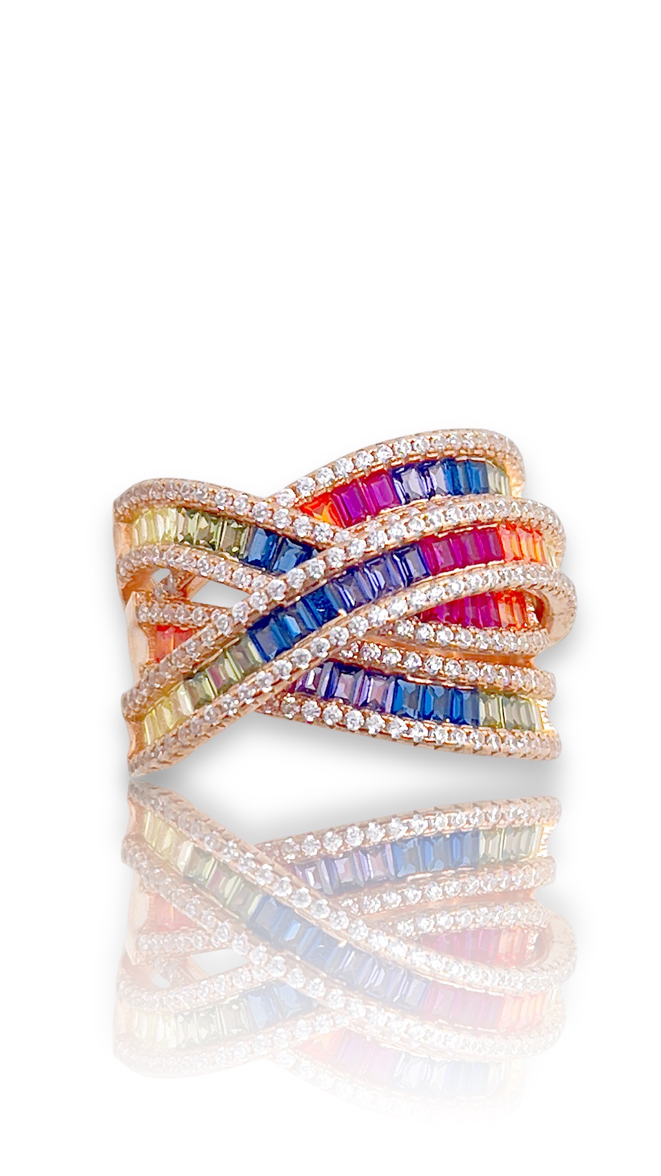 Deze prachtige regenboog zirkonia ring van zilver rosé heeft een uniek en kleurrijk ontwerp. De regenboog zirkonia stenen schitteren in verschillende kleuren en maken deze ring een echte eyecatcher. Draag deze ring solo om je hand te laten stralen of combineer het met andere zilveren of rosé gouden sieraden voor een trendy look. Een must-have voor elke sieradencollectie!
