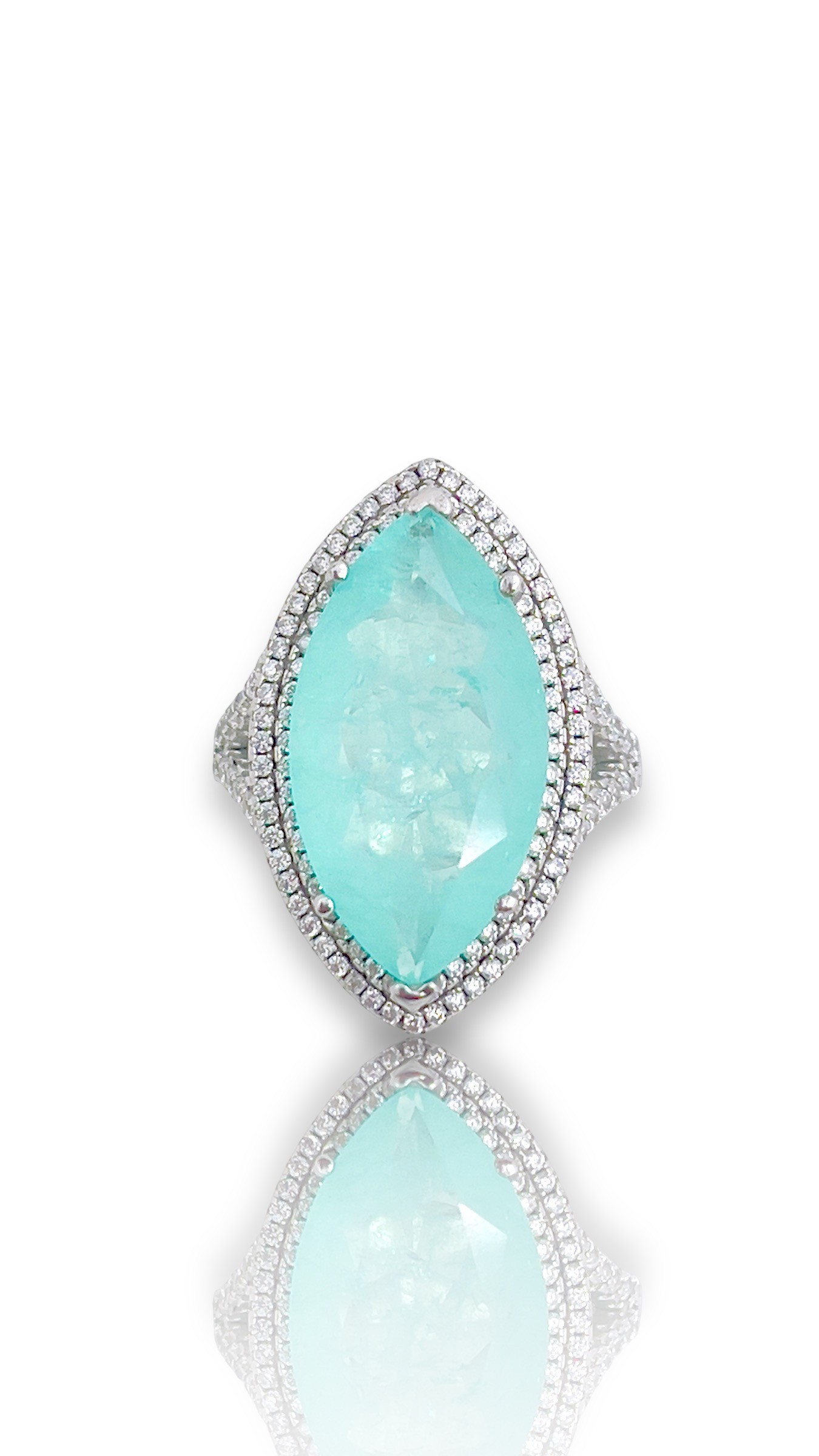 Deze prachtige zilveren ring is bezet met een schitterende Paraiba toermalijn, bekend om zijn unieke turquoise kleur. De steen is gezet in een elegant design waardoor het een perfecte aanvulling is op elke outfit. Draag deze ring bij elke gelegenheid voor een vleugje luxe en stijl. Combineer het met andere zilveren sieraden voor een complete look.