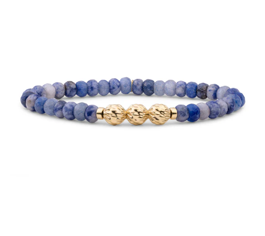 De Blue Aventurine Fuse Beads armband is een echte eyecatcher; door de prachtige 6mm cilindervormig gefacetteerde Blue Aventurine kralen valt deze armband extra op tussen jouw andere sieraden en daarom mag deze armband zeker niet ontbreken in jouw collectie. De zilveren en goudkleurige kralen zijn daarnaast prachtig getekend met organische vormen. Combineer hem met onze andere sieraden uit de Blue Aventurine Collectie of stel een mooie armbandenstack samen met onze andere kralenarmbanden!