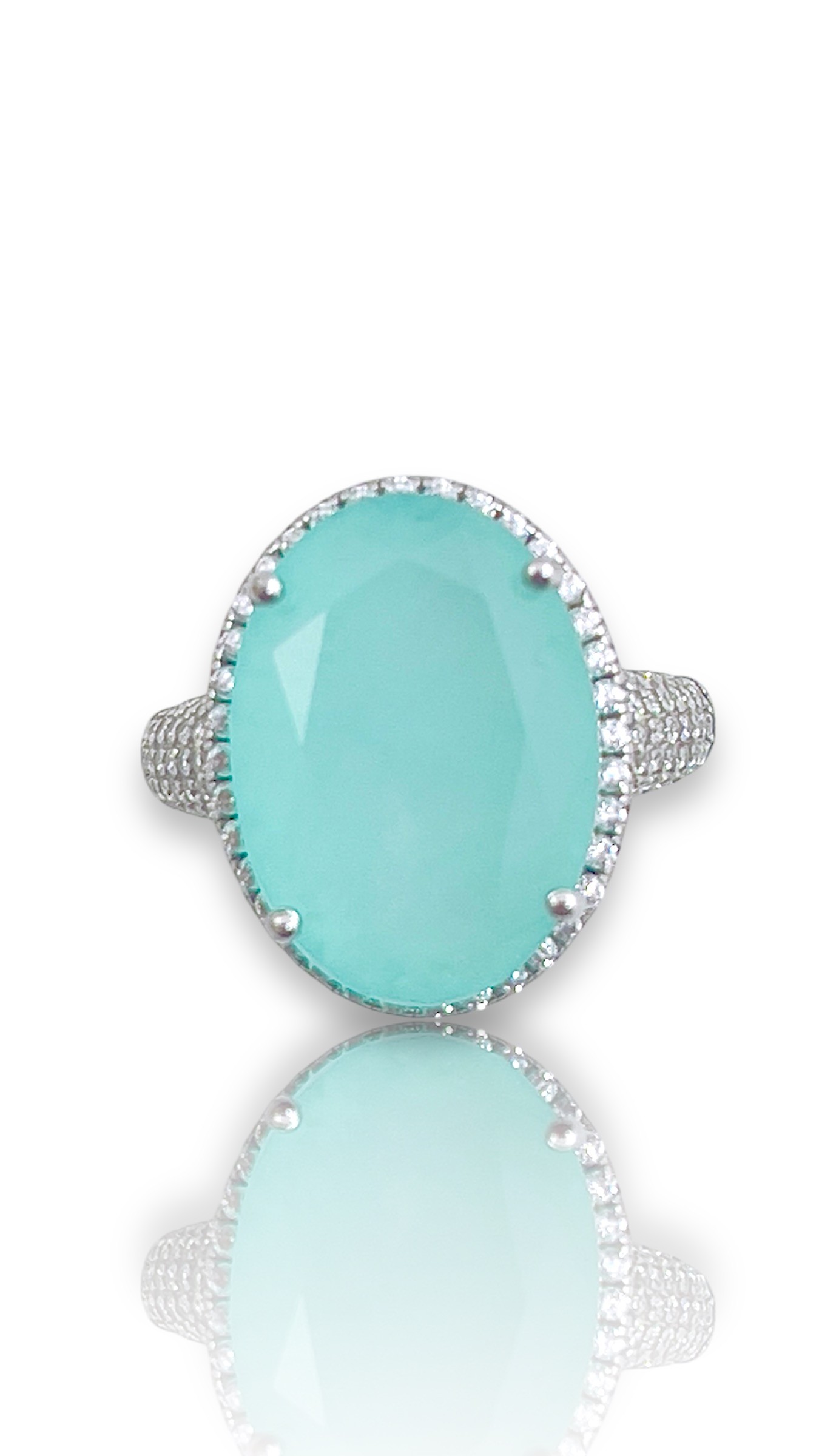 Deze prachtige zilveren ring heeft een ovaalvormige toermalijn steen die schittert in verschillende tinten. De ring is gemaakt van hoogwaardig zilver en is perfect voor dagelijks gebruik of voor speciale gelegenheden. Draag deze ring alleen om de aandacht te vestigen op de mooie steen, of combineer hem met andere zilveren sieraden voor een complete look. Een tijdloos stuk dat gegarandeerd bewondering zal oogsten.