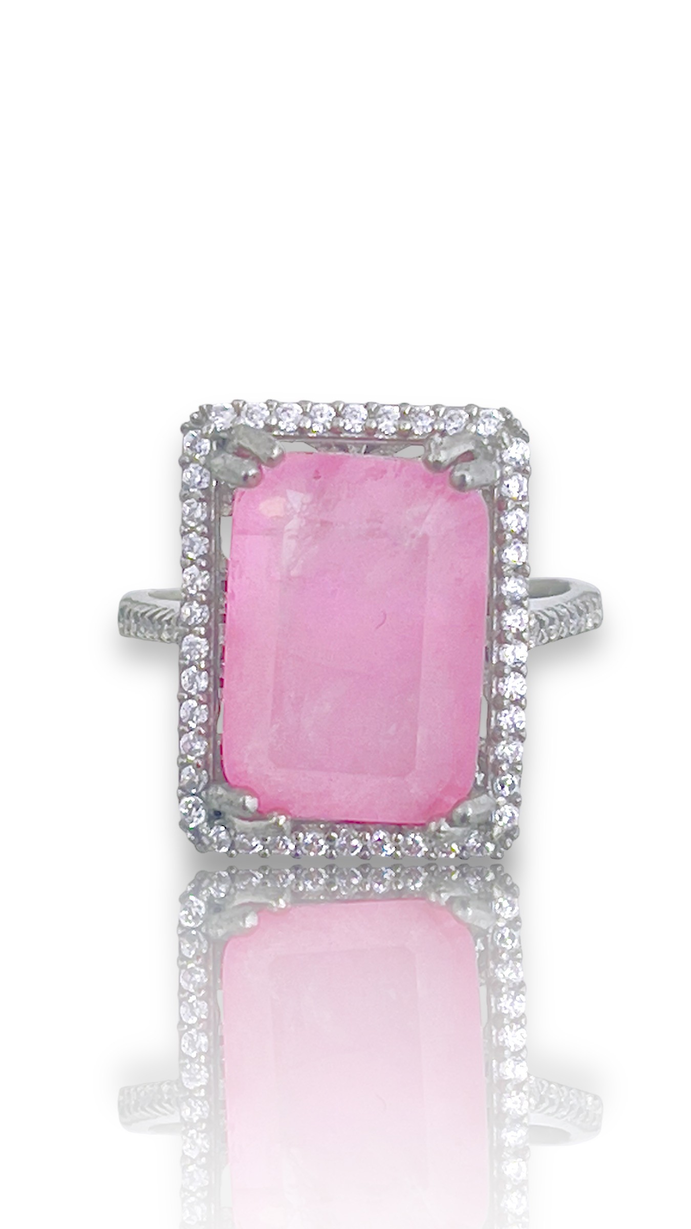Deze prachtige zilveren ring is voorzien van een roze toermalijn, wat zorgt voor een elegante uitstraling. De ring is subtiel en tijdloos, waardoor hij perfect te combineren is met verschillende outfits. Draag hem alleen voor een minimalistische look of stapel hem met andere ringen voor een meer opvallende stijl. Een must-have voor elke sieradencollectie!