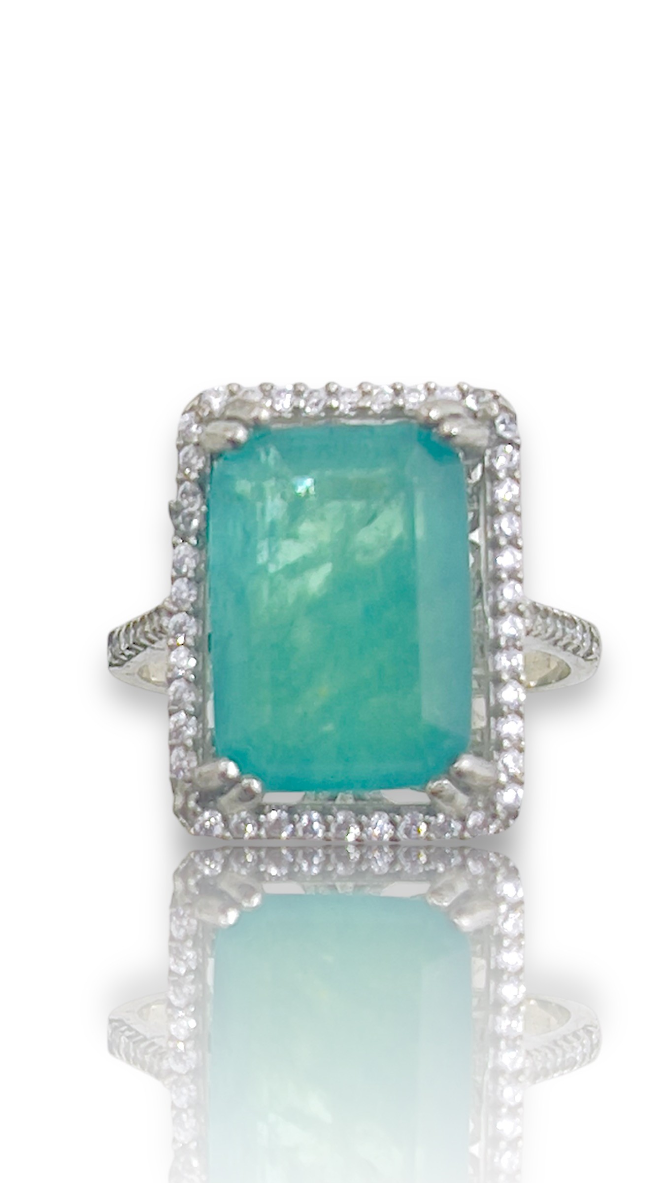 Deze prachtige zilveren ring is voorzien van een groene steen die schittert en opvalt. De ring is tijdloos en elegant, perfect voor elke gelegenheid. Draag deze ring alleen of combineer met andere sieraden voor een extra chique look. De beste manier om deze ring te dragen is om hem te combineren met een casual of formele outfit voor extra glamour.