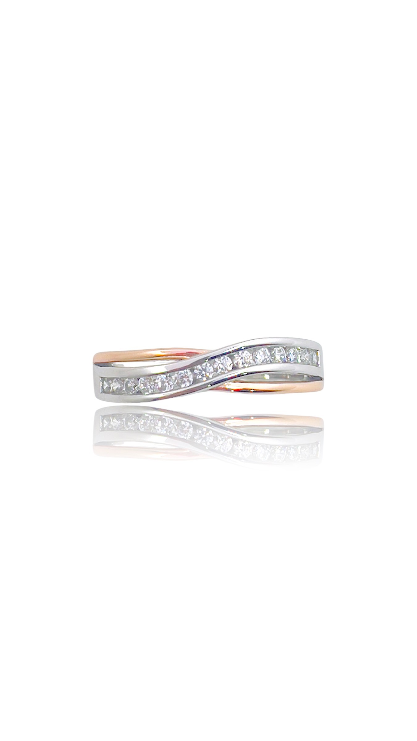 Deze prachtige zilveren crossover ring met een vleugje rosé is een unieke toevoeging aan je sieradencollectie. De ring heeft een modern en elegant ontwerp dat perfect past bij elke outfit. Het beste is om deze ring te dragen als een statement piece om je look extra flair te geven. Kies ervoor om de ring te combineren met andere roségouden sieraden voor een trendy en stijlvol effect.