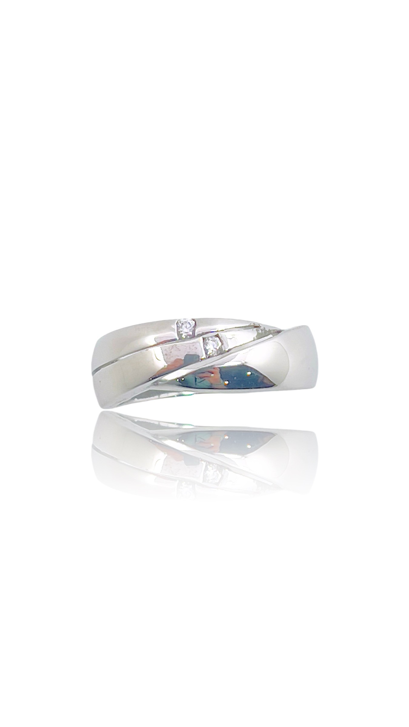 Deze prachtige zilveren crossover armband heeft een uniek design met twee banden die elkaar kruisen. Het is gemaakt van hoogwaardig sterling zilver en is perfect voor dagelijks gebruik of voor speciale gelegenheden. Draag het alleen of stapel het met andere armbanden voor een trendy look. Een must-have accessoire voor elke sieradencollectie!