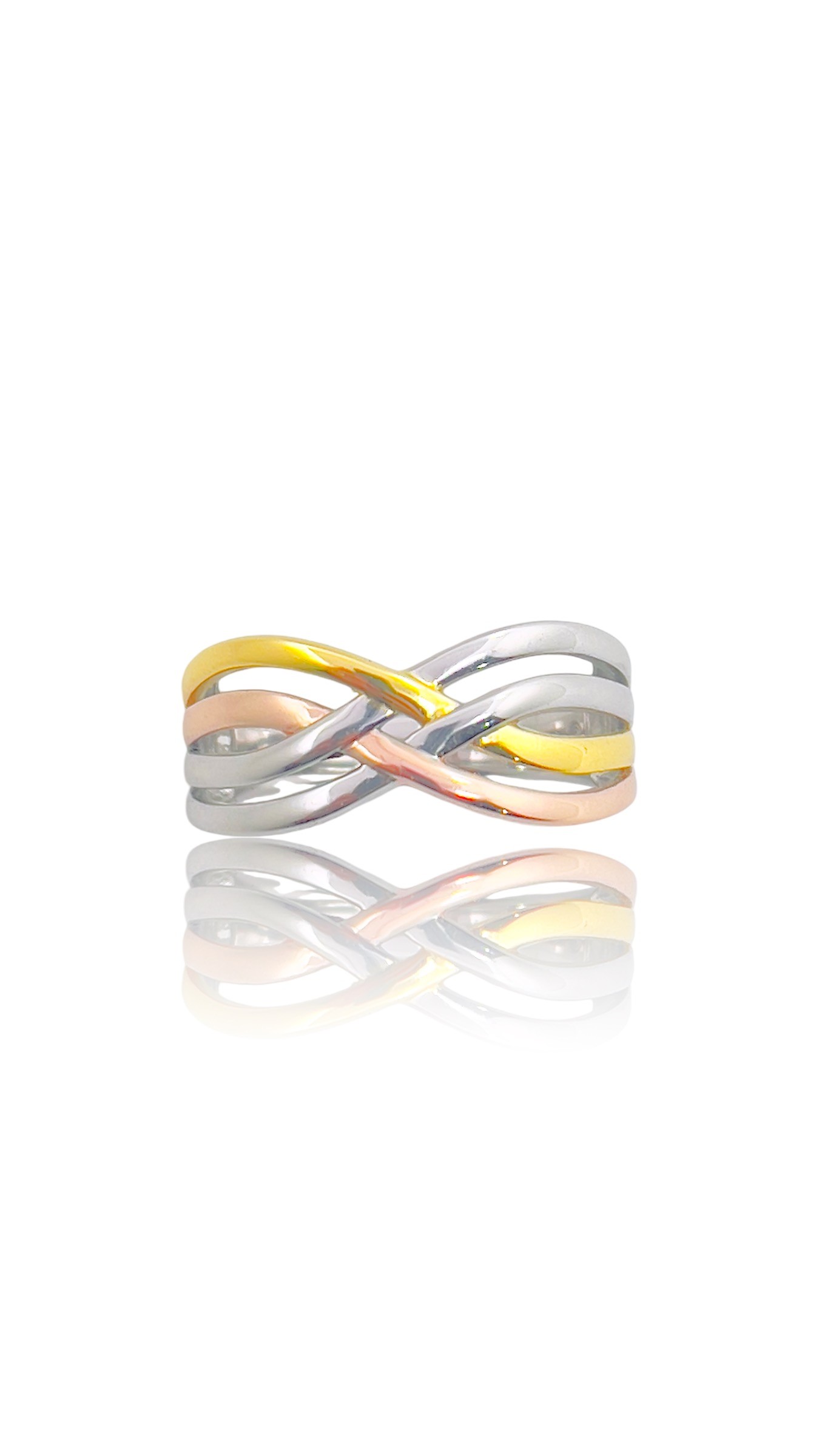 Deze zilveren crossover ring heeft een prachtige meerkleurige afwerking. De ring is perfect voor dagelijks gebruik en kan zowel casual als bij speciale gelegenheden worden gedragen. Combineer het met andere zilveren sieraden voor een complete look of draag het alleen voor een subtiele touch van glamour. Een must-have voor elke sieradencollectie!
