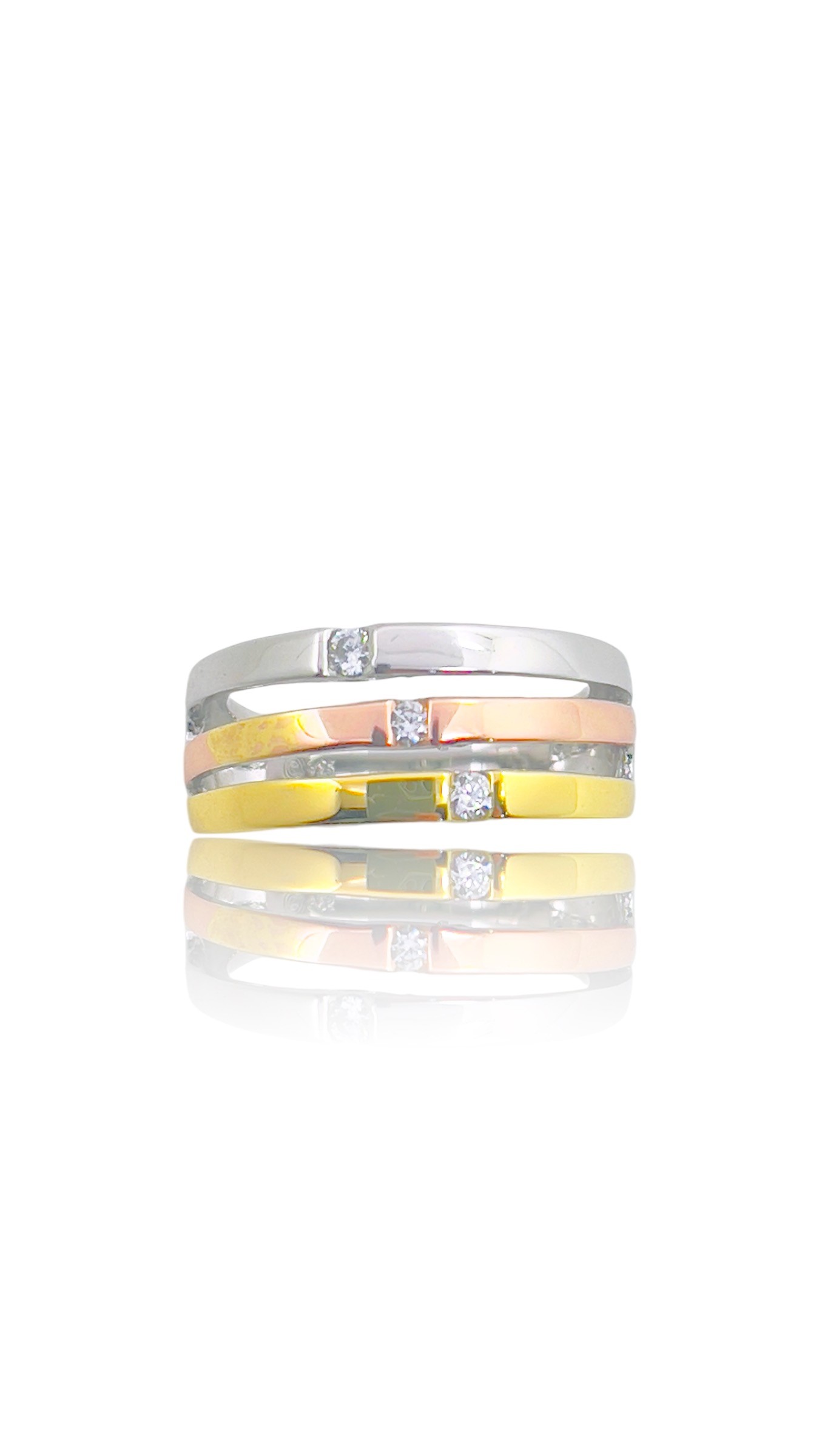 Deze prachtige meerkleurige zilveren ring is gemaakt van hoogwaardig materiaal en is perfect voor dagelijks gebruik of speciale gelegenheden. De ring heeft een uniek ontwerp met verschillende kleuren die schitteren in het licht. Draag deze ring alleen of combineer hem met andere zilveren sieraden voor een trendy look. Een must-have voor elke sieradencollectie!